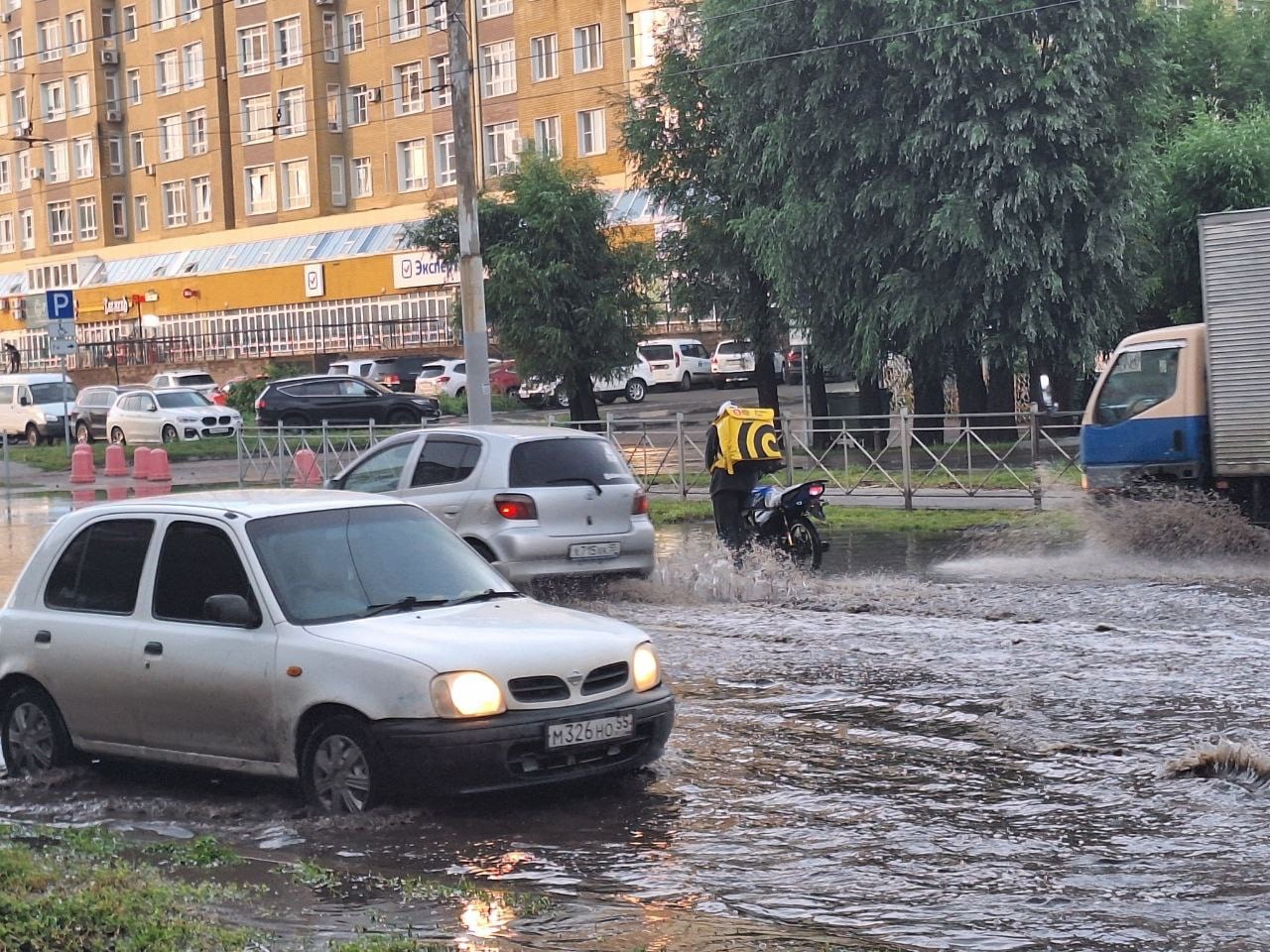 Омск после дождя встал в пробках