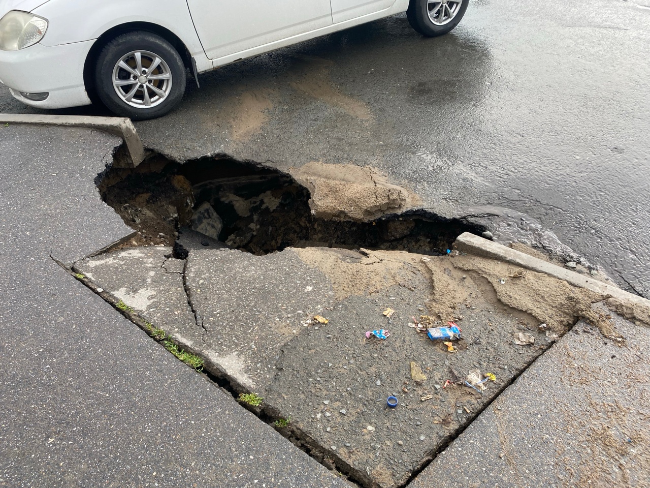 В центре Омска после ливня образовалась яма размером с машину