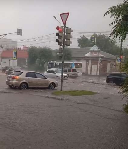 Дороги под водой, переходы превратились в аквапарк: как омичи справляются с последствиями ливня