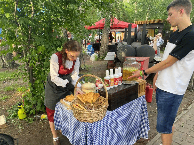 В Омске завершился музыкальный фестиваль под открытым небом «Симфопарк» — как это было, смотрите на видео