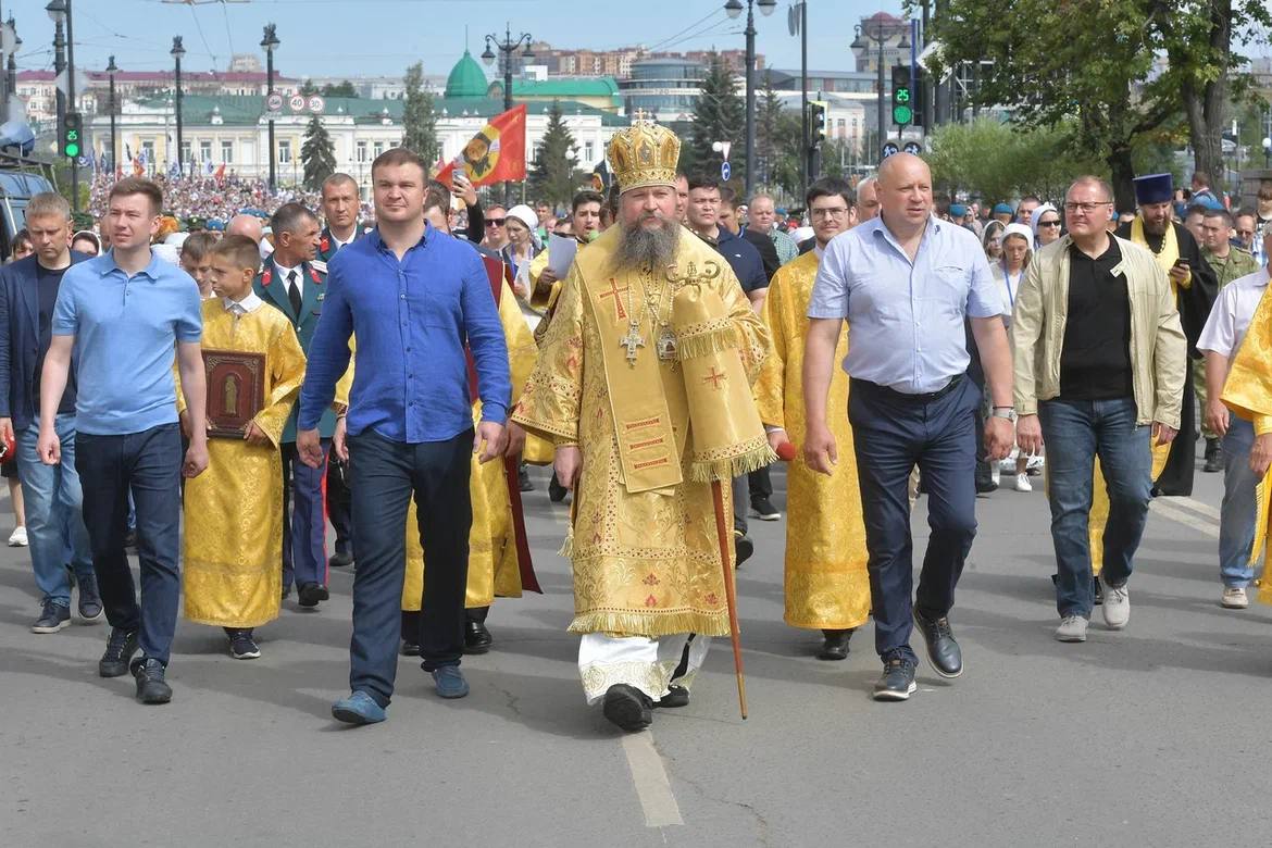 6500 омичей собрались в центре, чтобы вместе пройти 2 км в день Крещения Руси