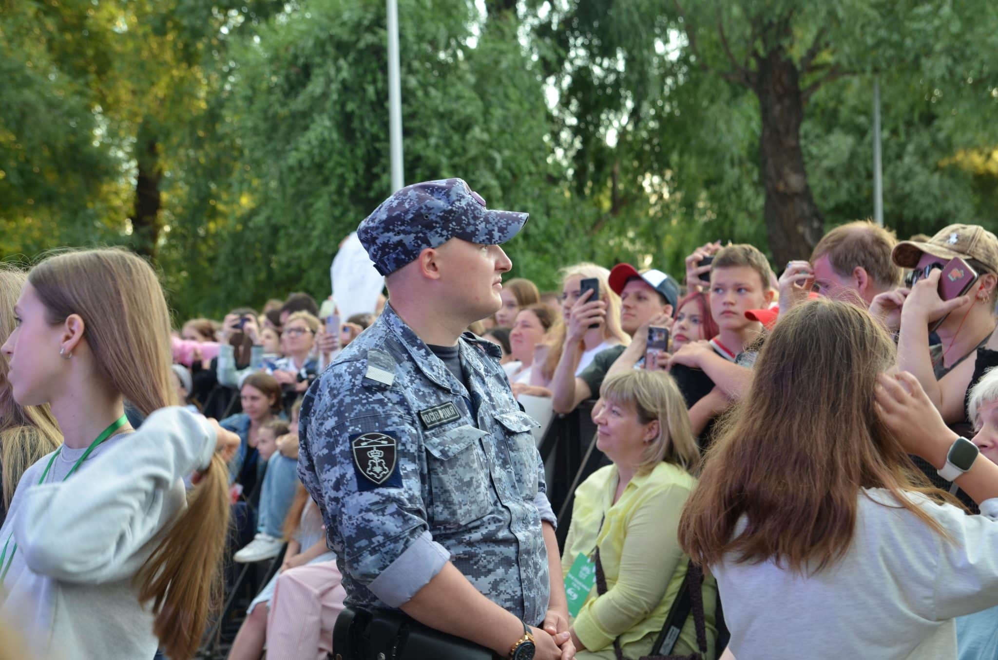 Зачем мне солнце Монако, когда есть прекрасный Омск: фоторепортаж с бесплатного концерта Люси Чеботиной