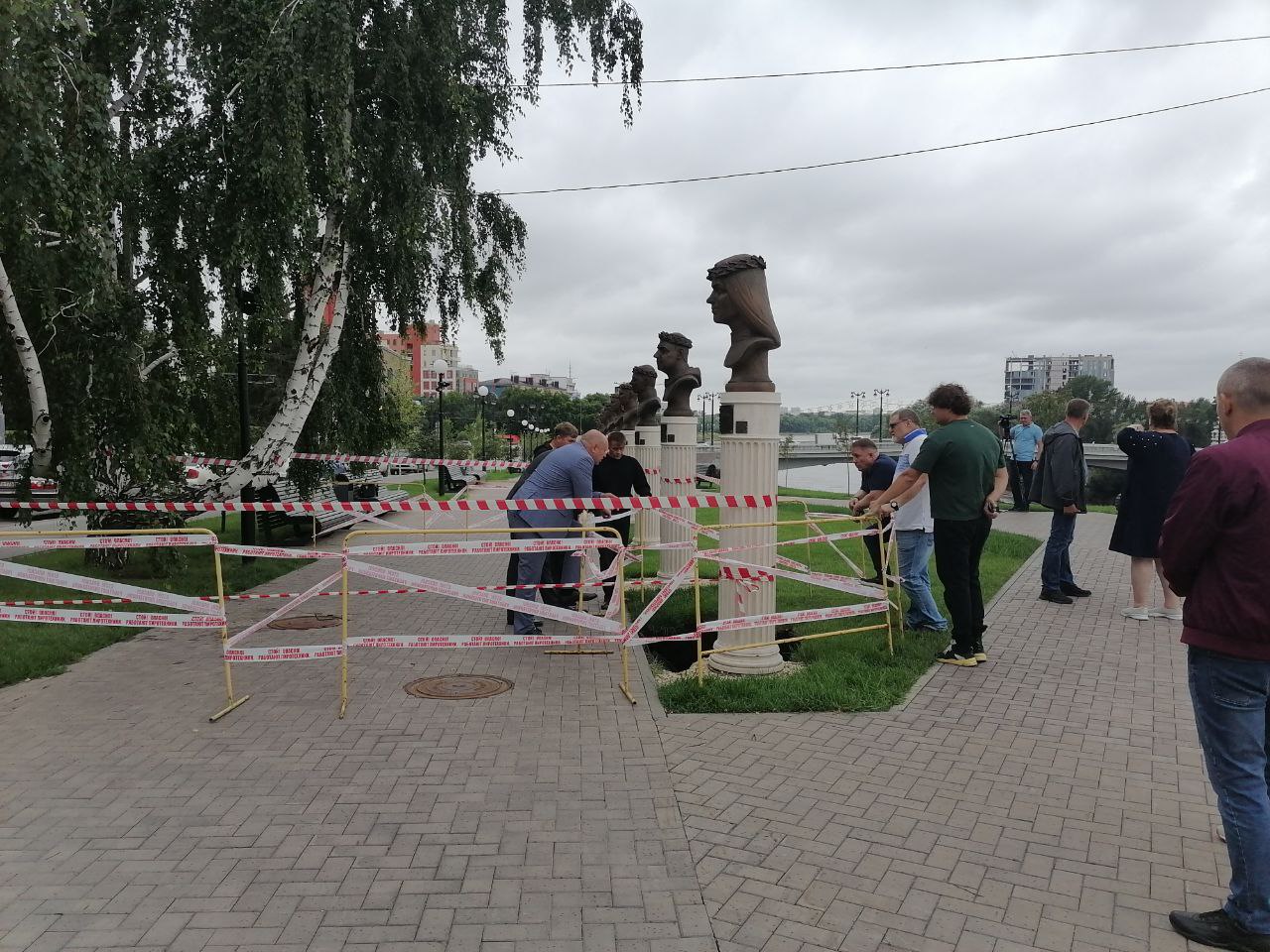 В Омске под бюстом олимпийца провалилась земля