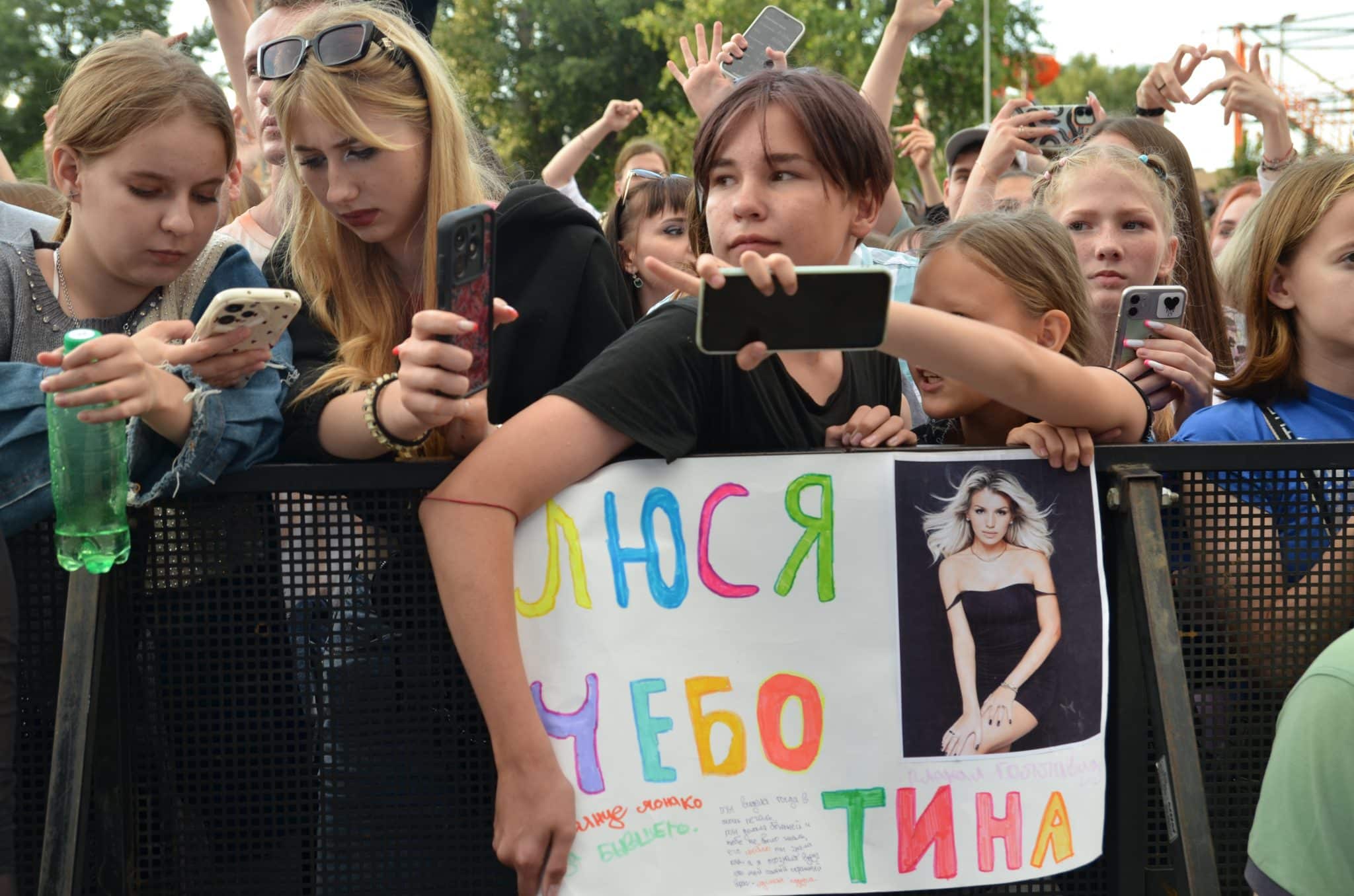 Зачем мне солнце Монако, когда есть прекрасный Омск: фоторепортаж с бесплатного концерта Люси Чеботиной