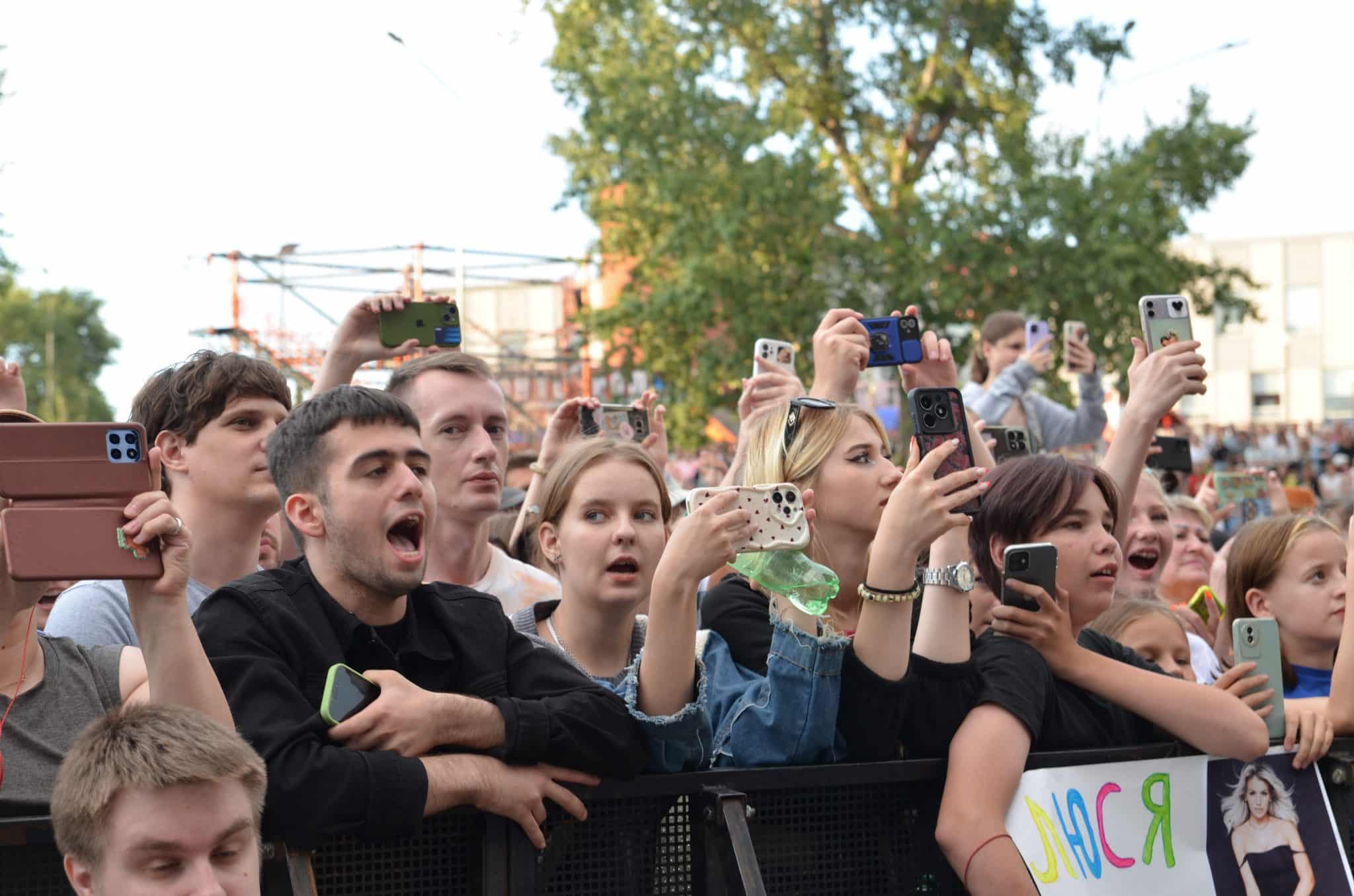 Зачем мне солнце Монако, когда есть прекрасный Омск: фоторепортаж с бесплатного концерта Люси Чеботиной