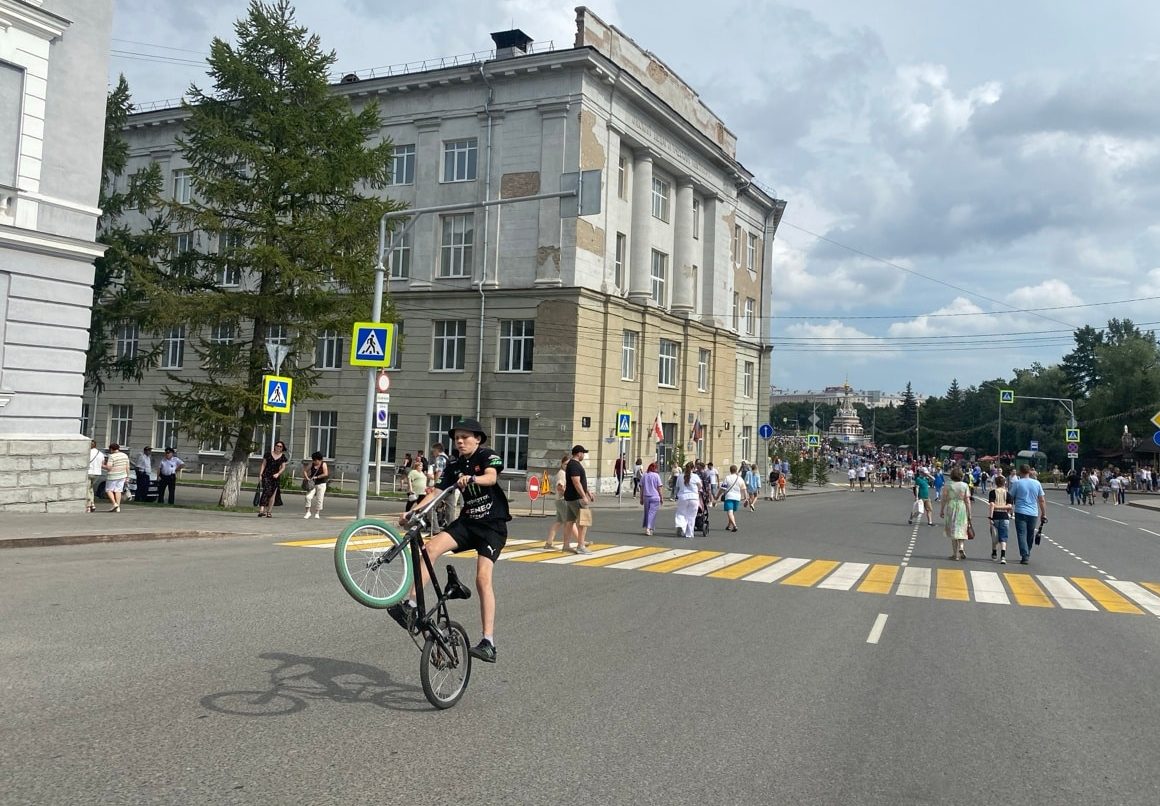 Как празднуют День города в историческом центре Омска: футуристичные красотки и другие