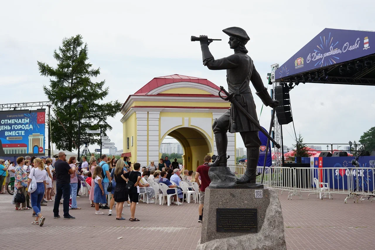 Как празднуют День города в историческом центре Омска: футуристичные красотки и другие