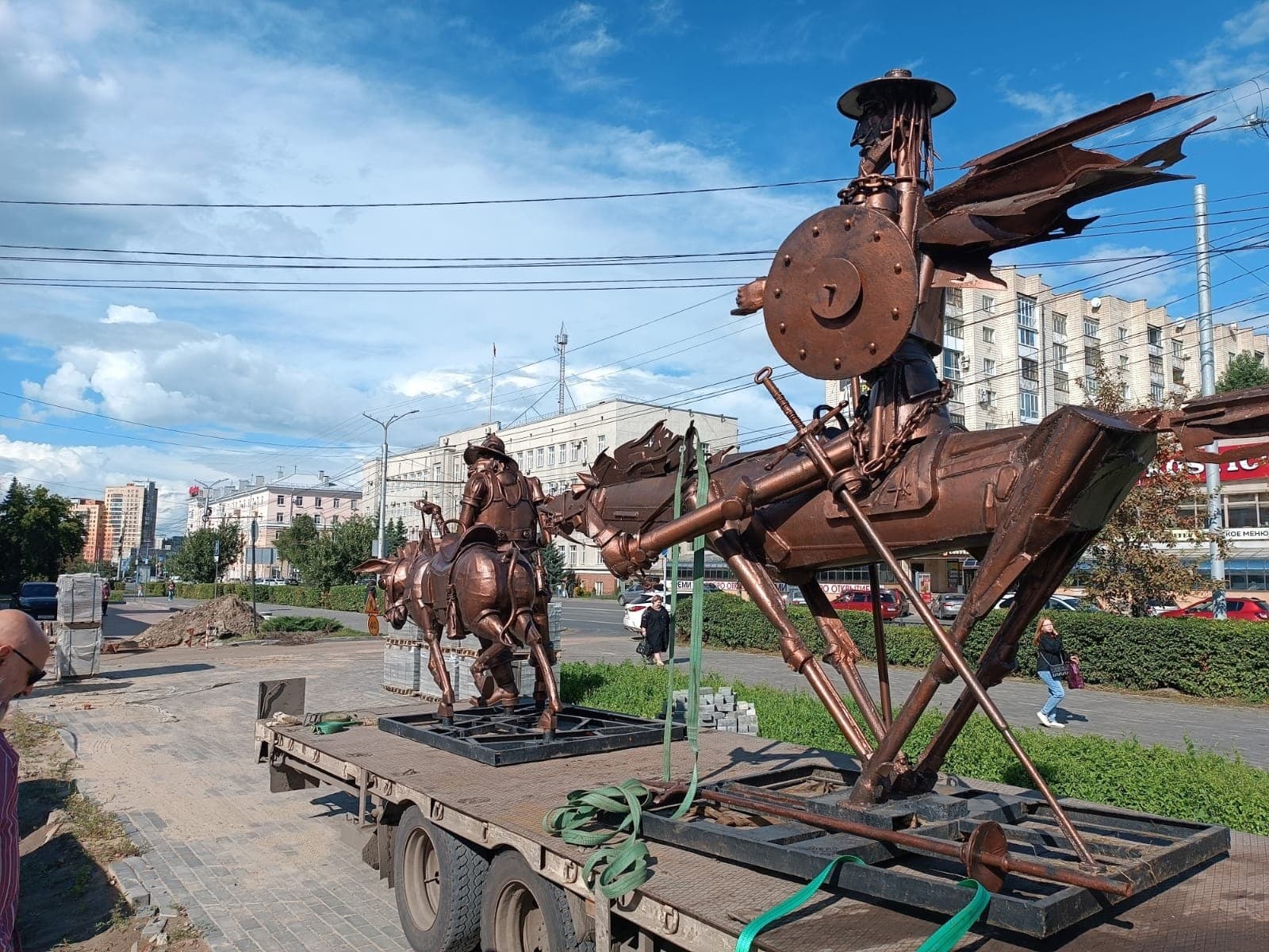 К омскому ТЮЗу вернулась скульптура Дон Кихота (и теперь он там не один) - фото