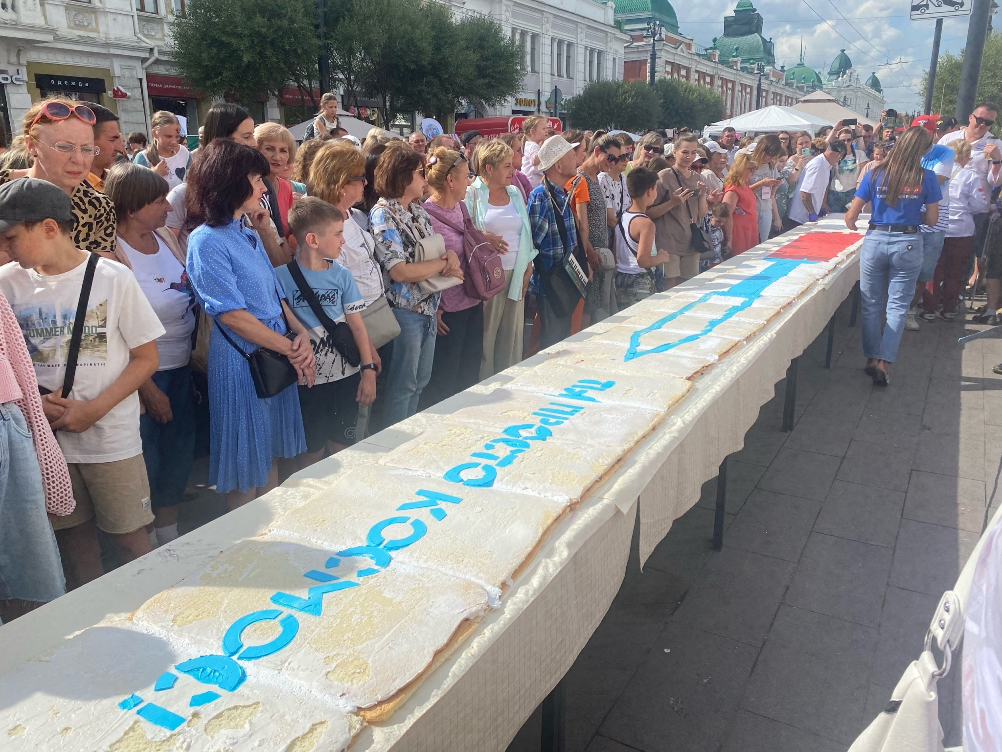 Омичи два часа ждали 10-метровую «Ангару» в центре города — посмотрите, как это было