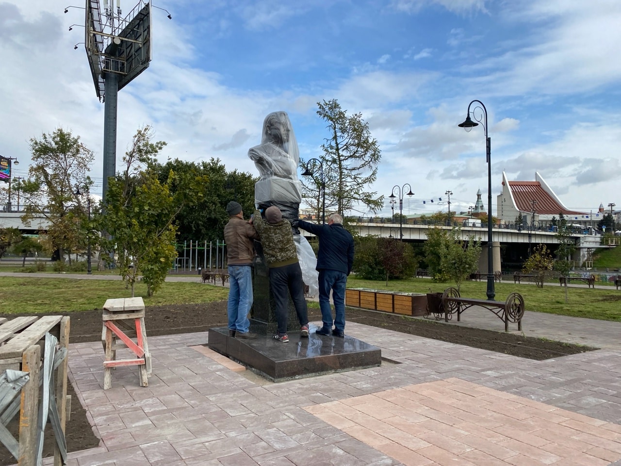 В центре Омска установили бюст Героя Советского Союза Александра Алтунина - фото