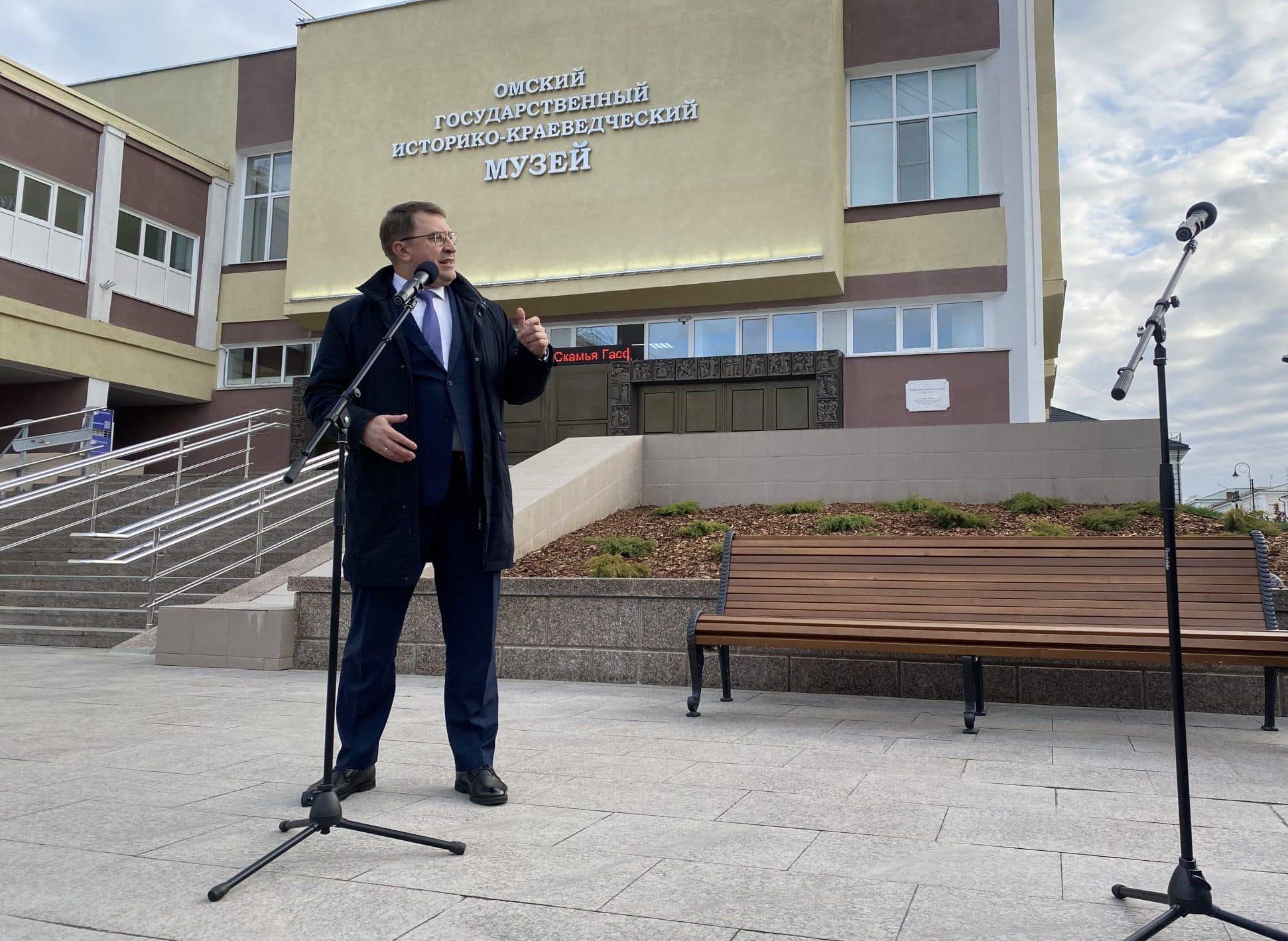 В центре Омска появилась скамейка губернатора Гасфорда - а где же он сам?