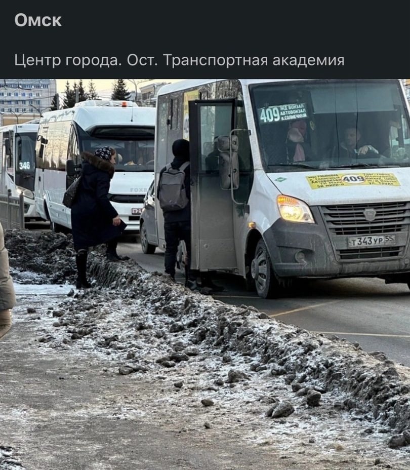 "К сезону подвезли": кучи льда на омских остановках стали высмеивать на "Пикабу"