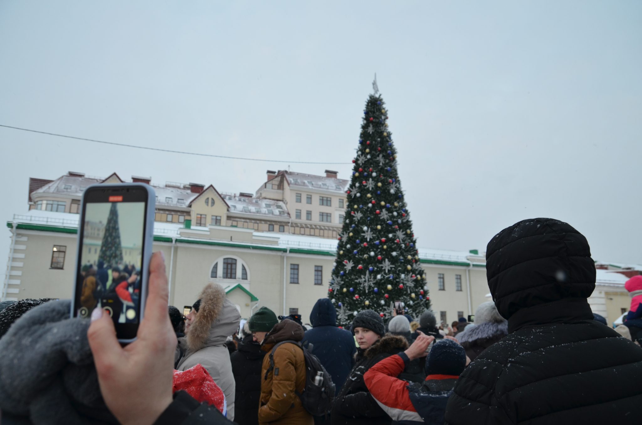 Погружение в сказку: посмотрите, как в Омске открывали главную городскую ёлку