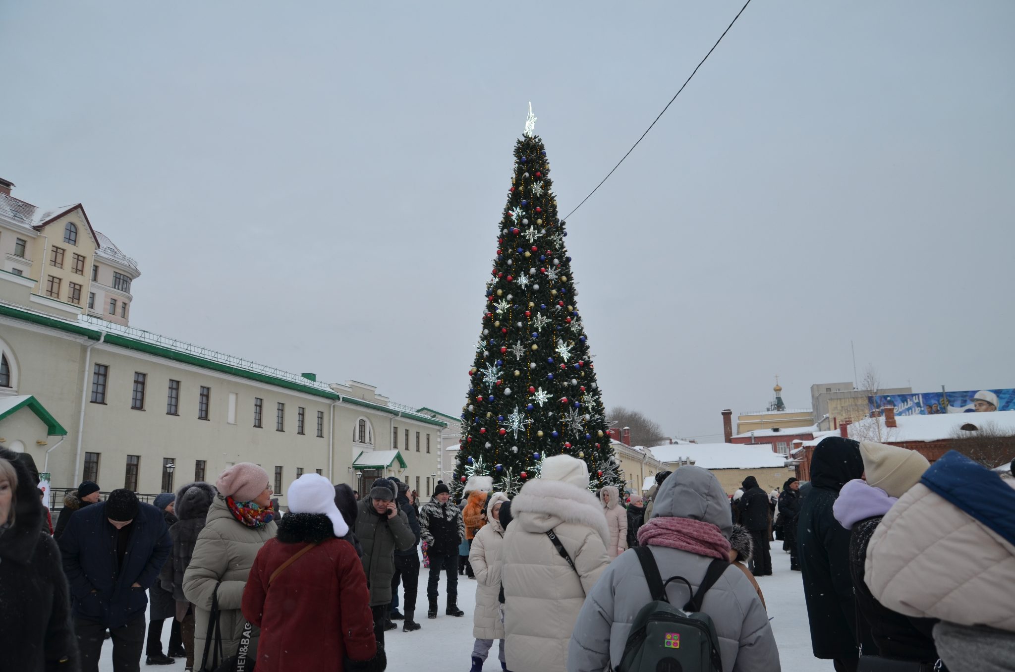 Погружение в сказку: посмотрите, как в Омске открывали главную городскую ёлку