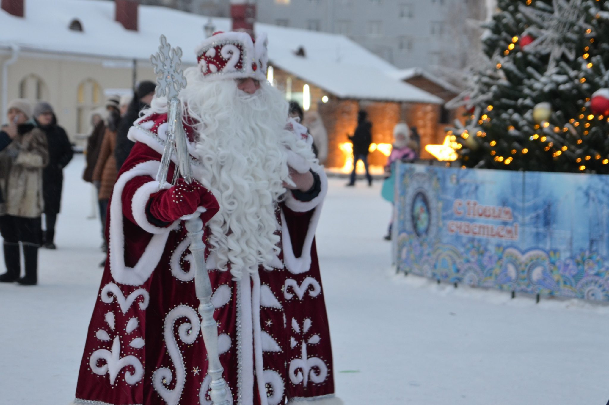 Погружение в сказку: посмотрите, как в Омске открывали главную городскую ёлку