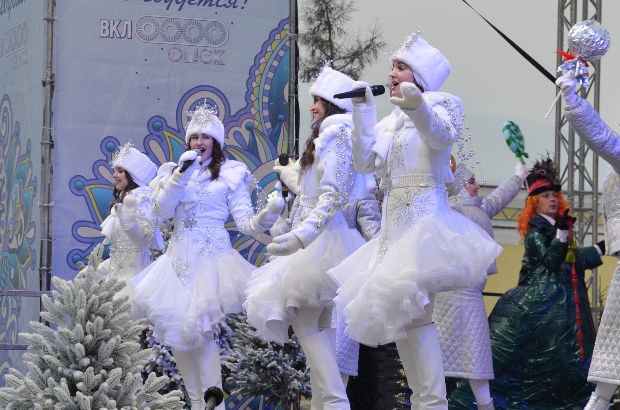 Погружение в сказку: посмотрите, как в Омске открывали главную городскую ёлку