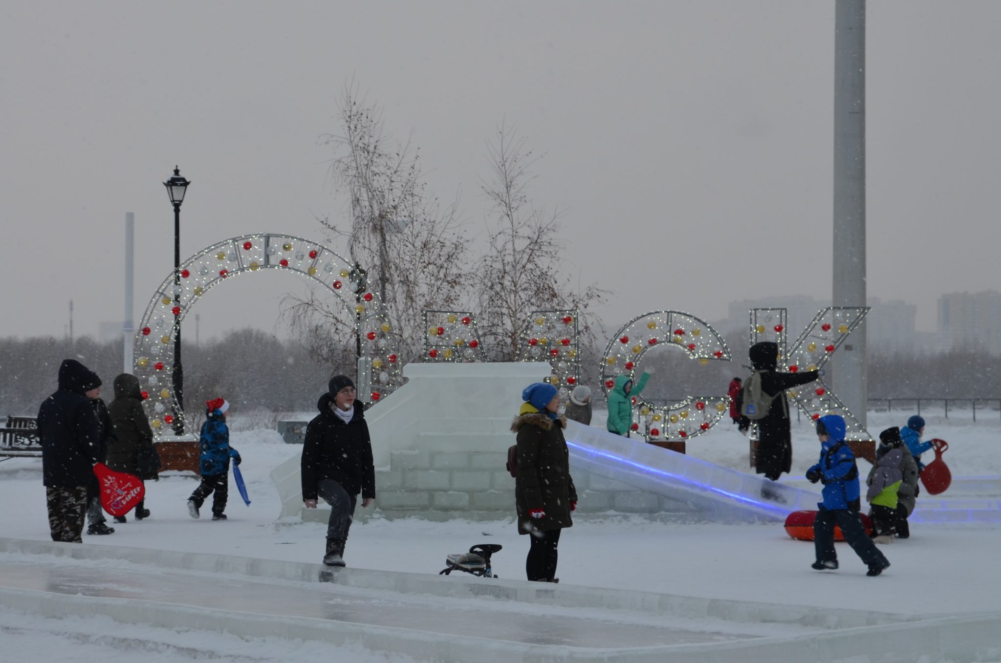 Погружение в сказку: посмотрите, как в Омске открывали главную городскую ёлку