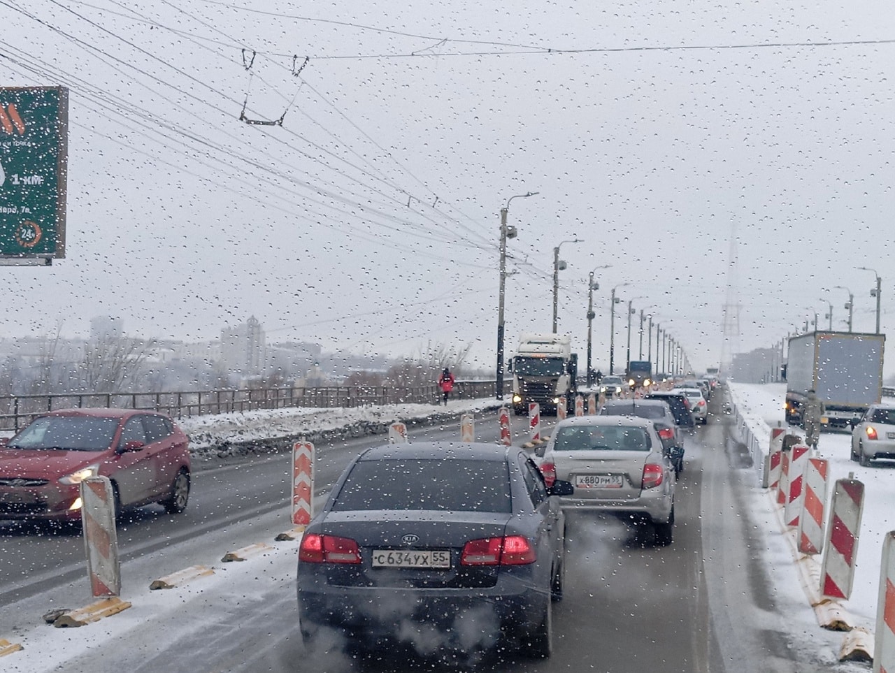 Пешком быстрее: репортаж из поездки по мосту у Телецентра в Омске