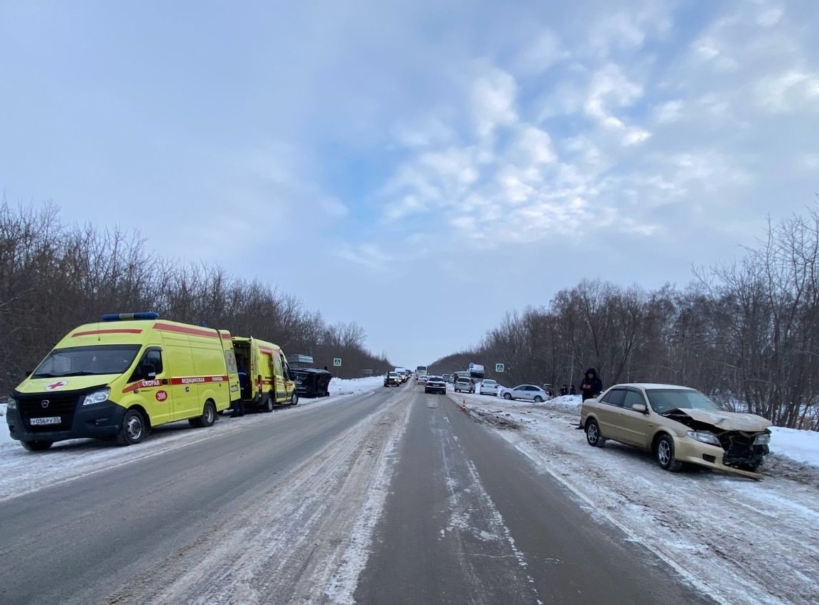 Под Омском грузовик врезался в иномарку, а та сбила пенсионера