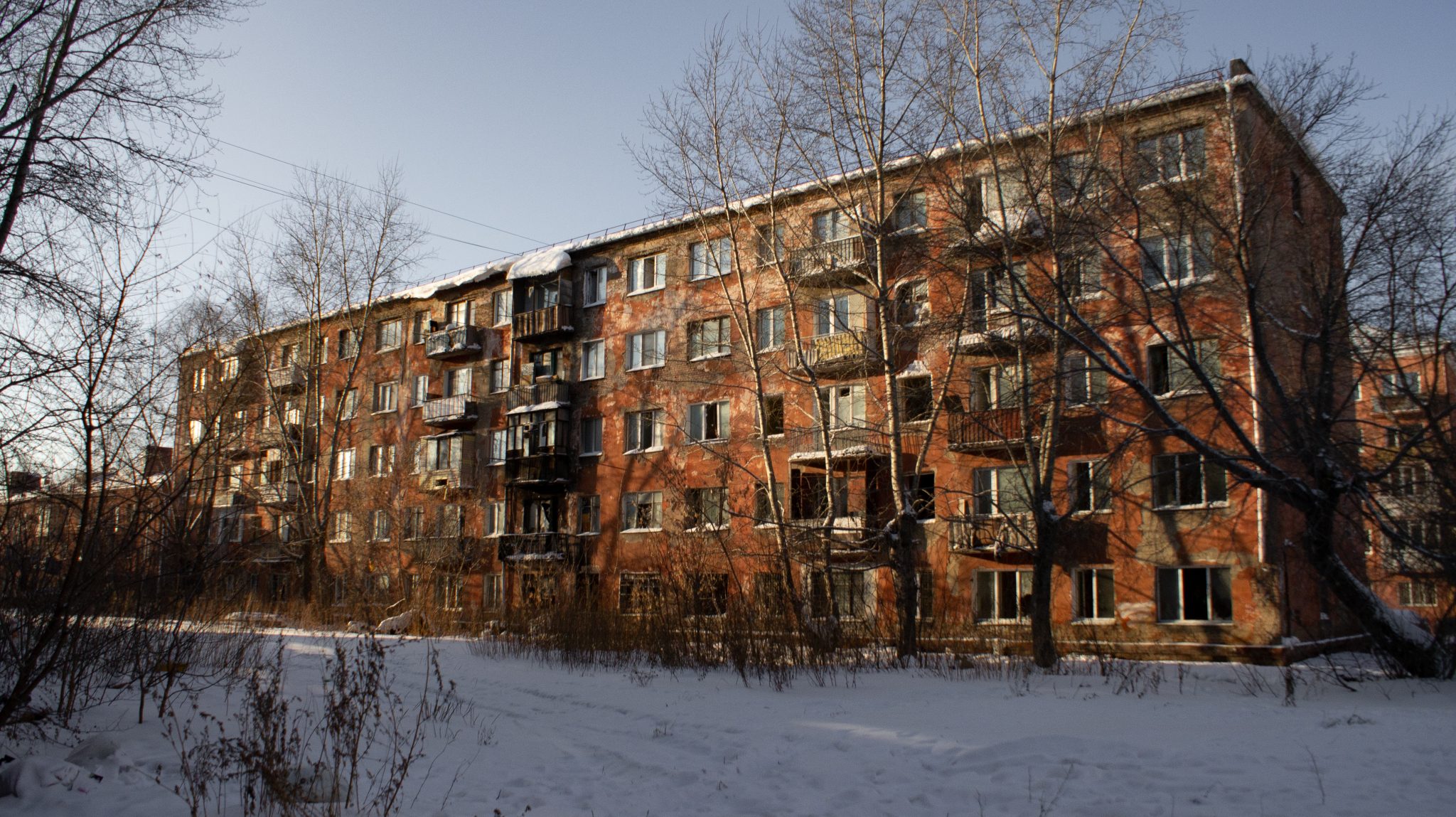 Омский фотограф заснял аварийные дома в Комсомольском городке - 8 фото с налётом прошлого