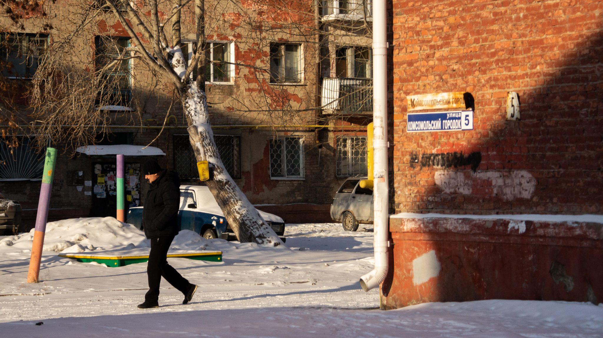 Омский фотограф заснял аварийные дома в Комсомольском городке - 8 фото с налётом прошлого