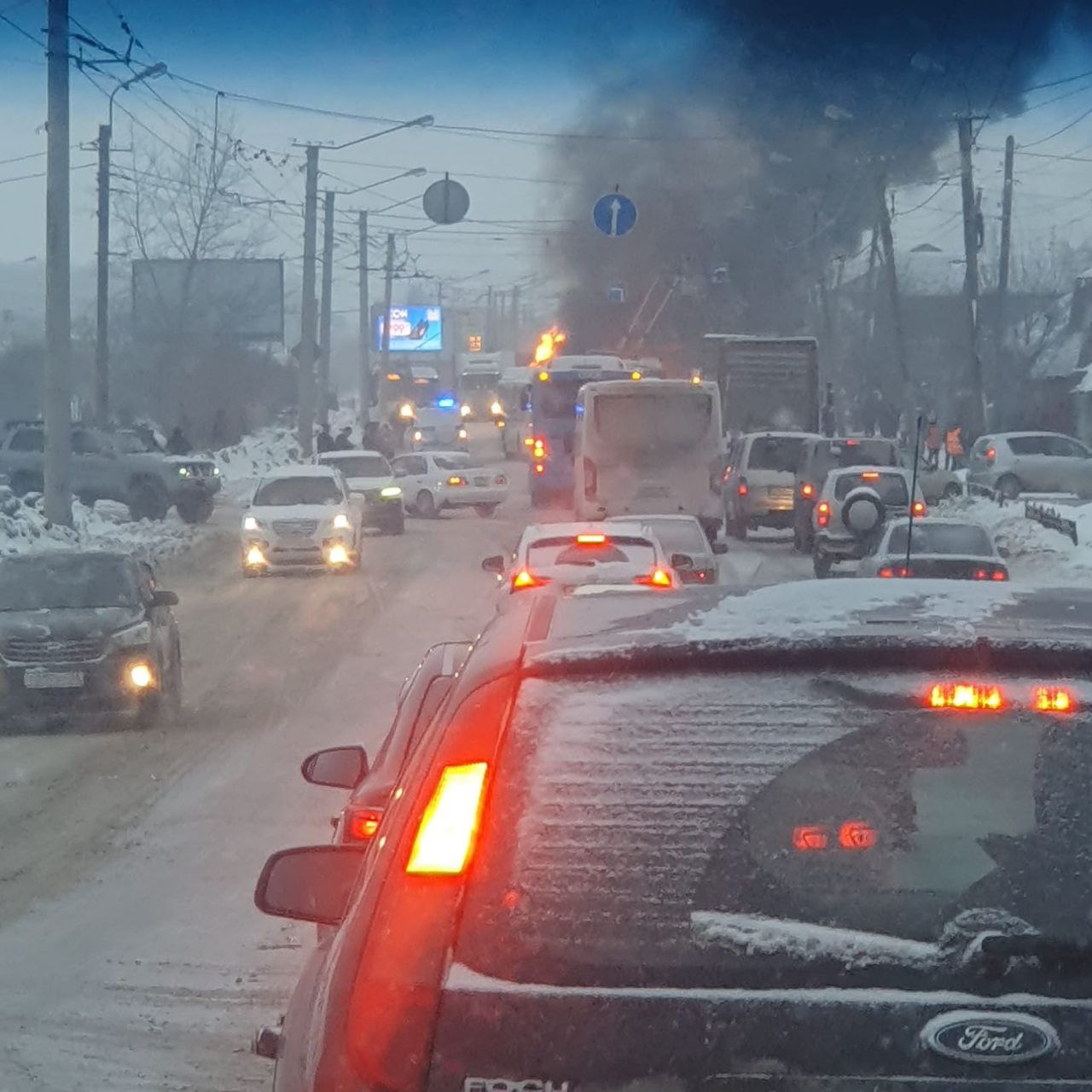 В Омске на Южном пассажирский автобус сгорел дотла - видео