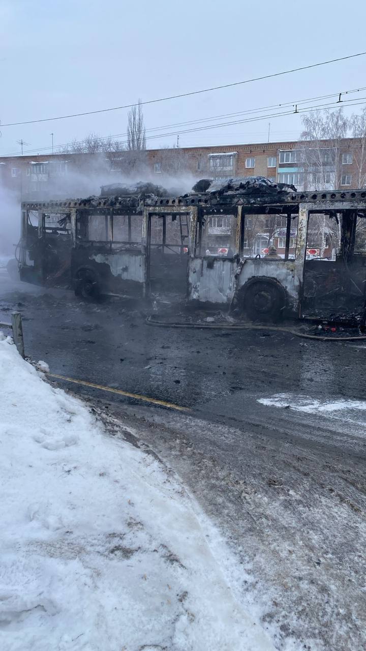 В Омске на Южном пассажирский автобус сгорел дотла - видео