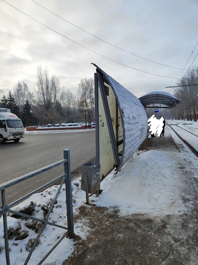 В Омске обвалилась крыша остановки - пострадал мужчина