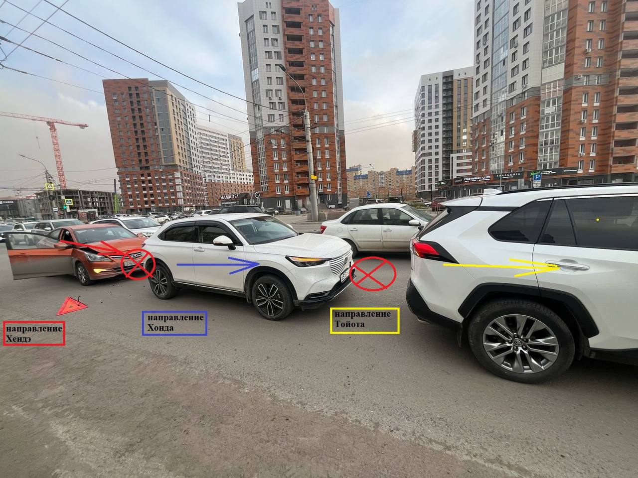 В Омске на Левобережье столкнулись три иномарки - пострадал ребенок