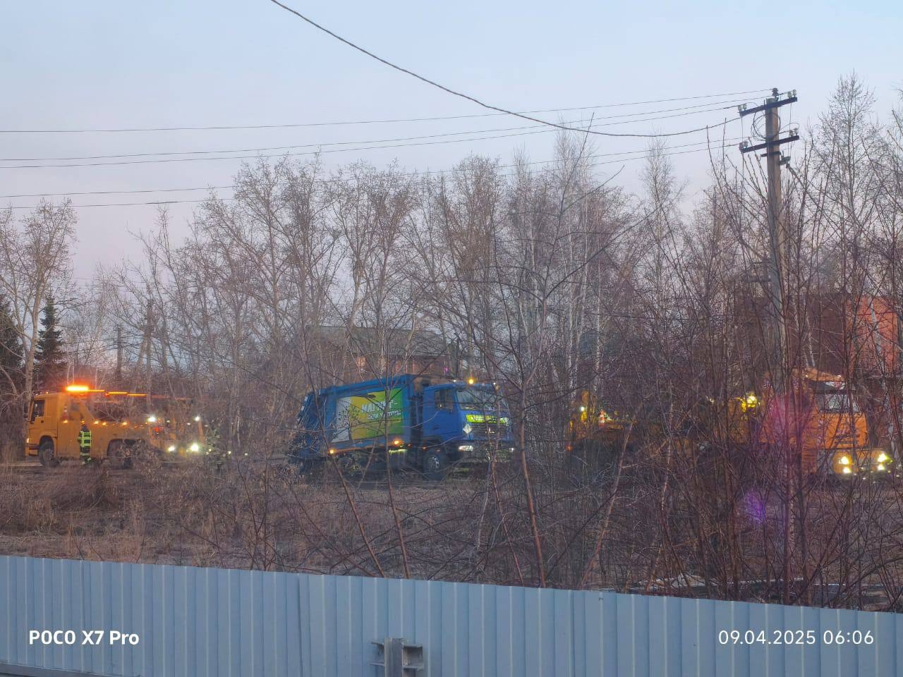 Под Омском на разбитой дороге снова застрял мусоровоз