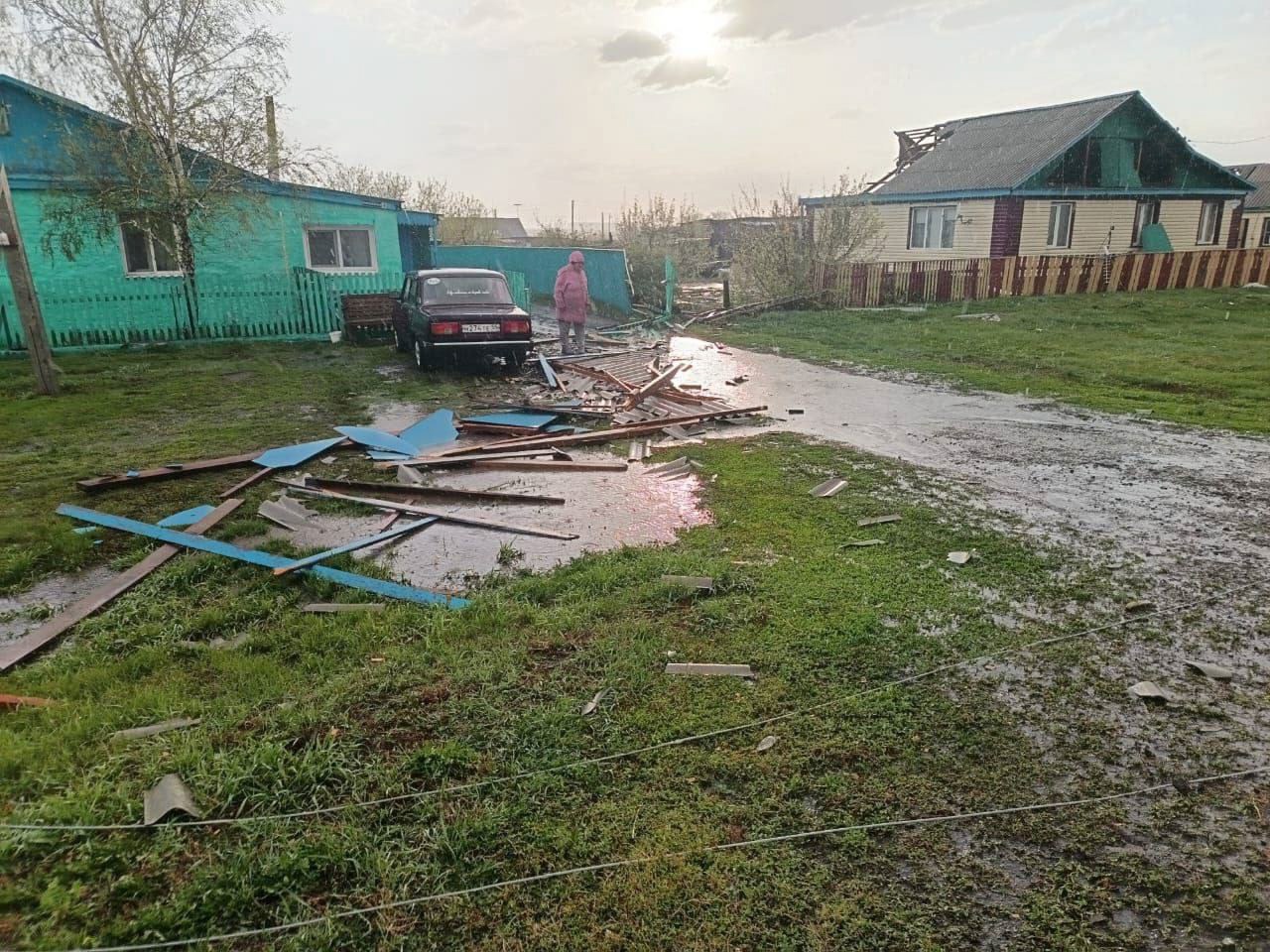 Ураганный ветер снес крыши домов в омском селе