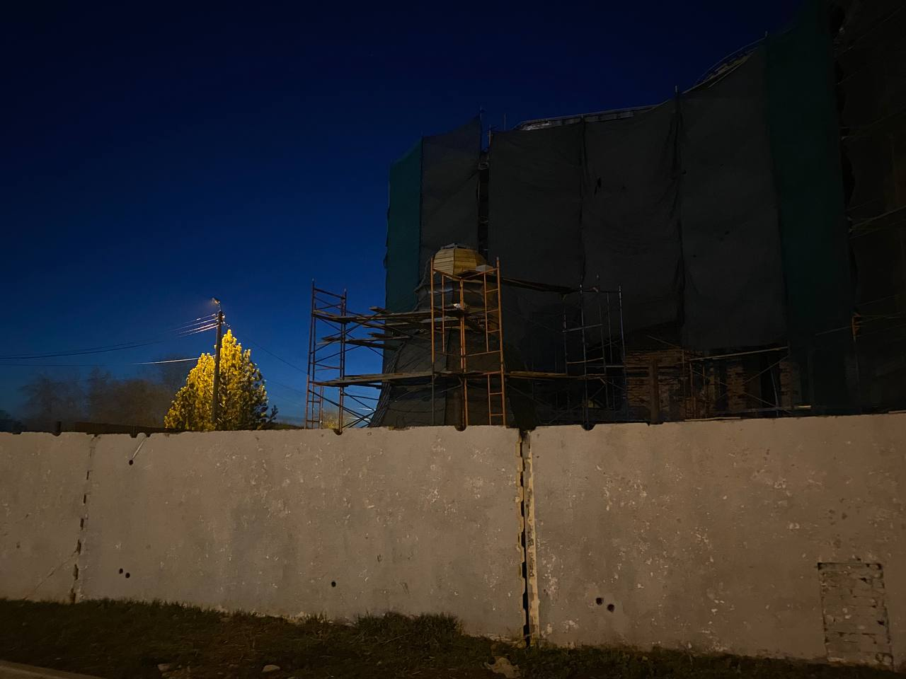 Замок-долгострой на «Зелёном острове» обзавелся пристройкой с куполом