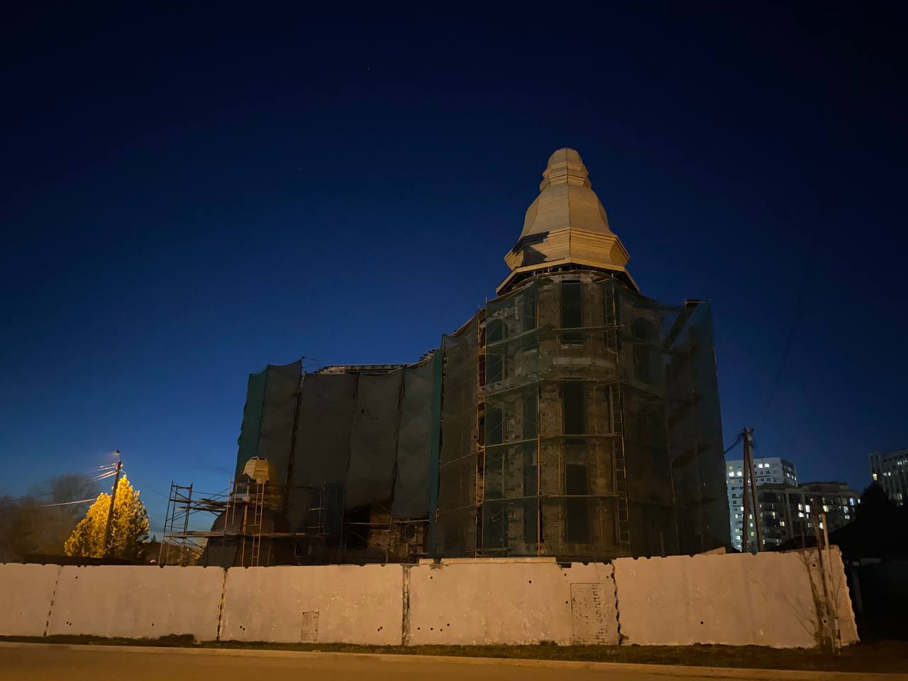 Замок-долгострой на «Зелёном острове» обзавелся пристройкой с куполом