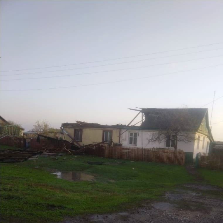 Ураганный ветер снес крыши домов в омском селе
