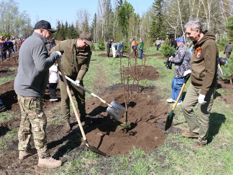Омские чиновники отметили Первомай субботником в парке Победы - фото