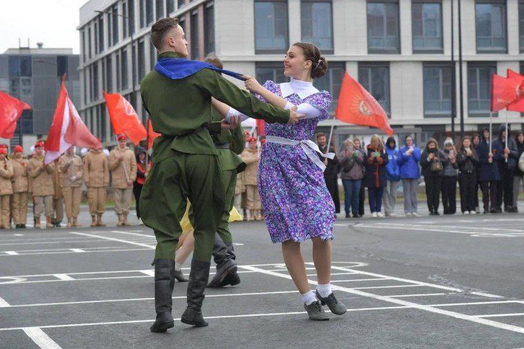 На плацу Омского кадетского корпуса станцуют вальс и прочитают стихи Берггольц
