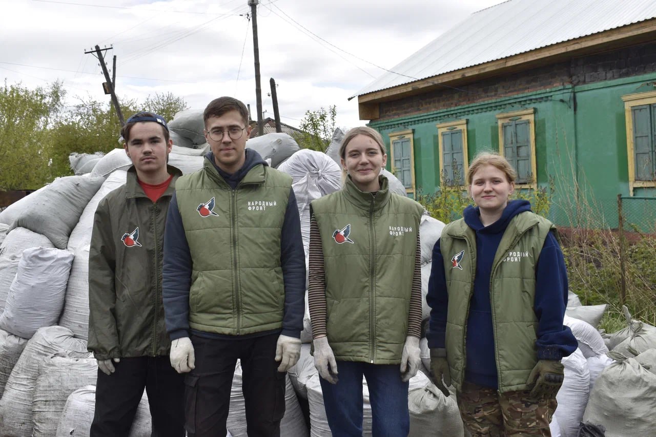 Омские студенты помогают разбирать пепелище дома, где погиб подросток