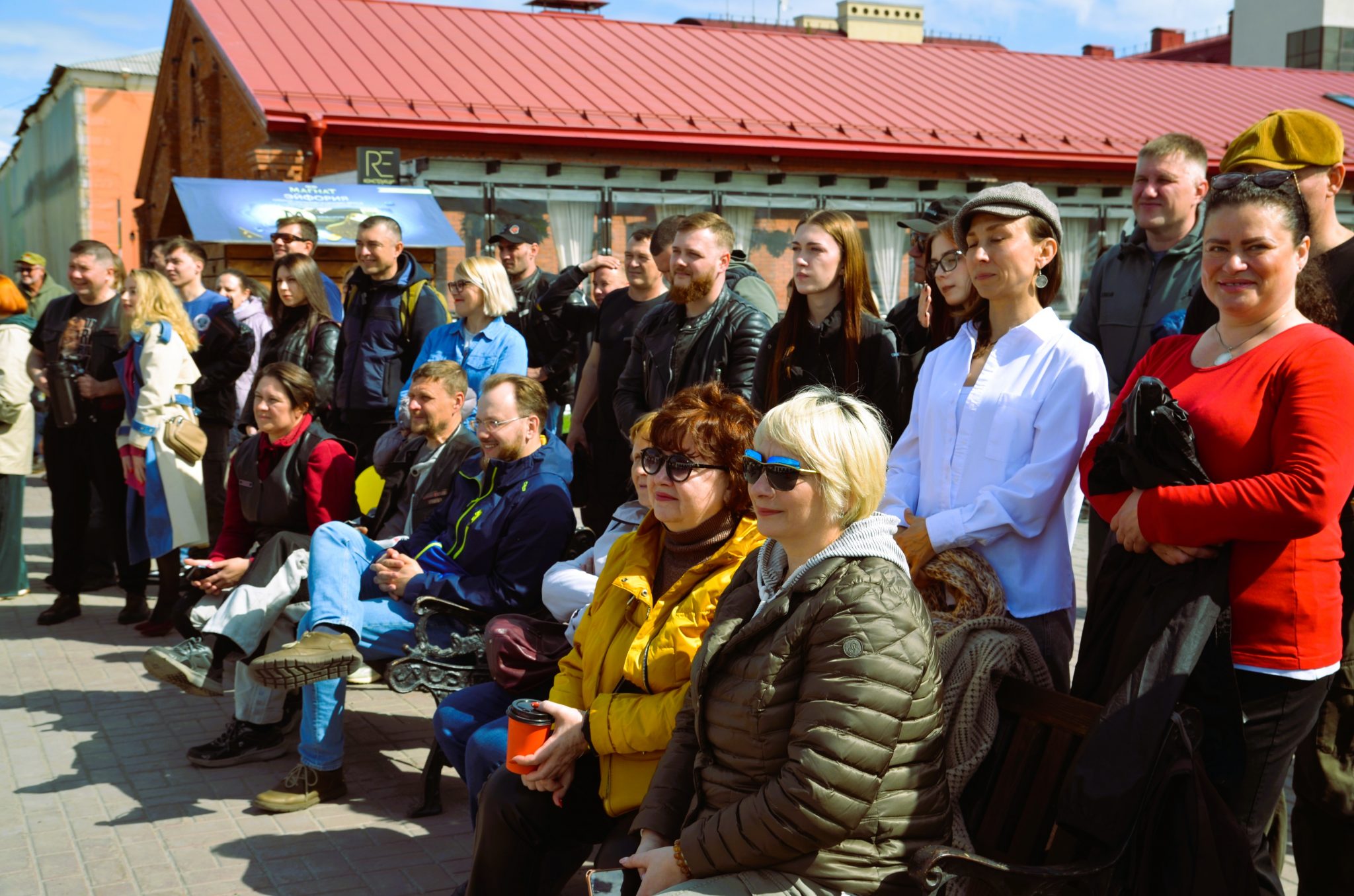 Букеты, байки и свадебные платья. Как в Омске прошёл мотозаезд невест