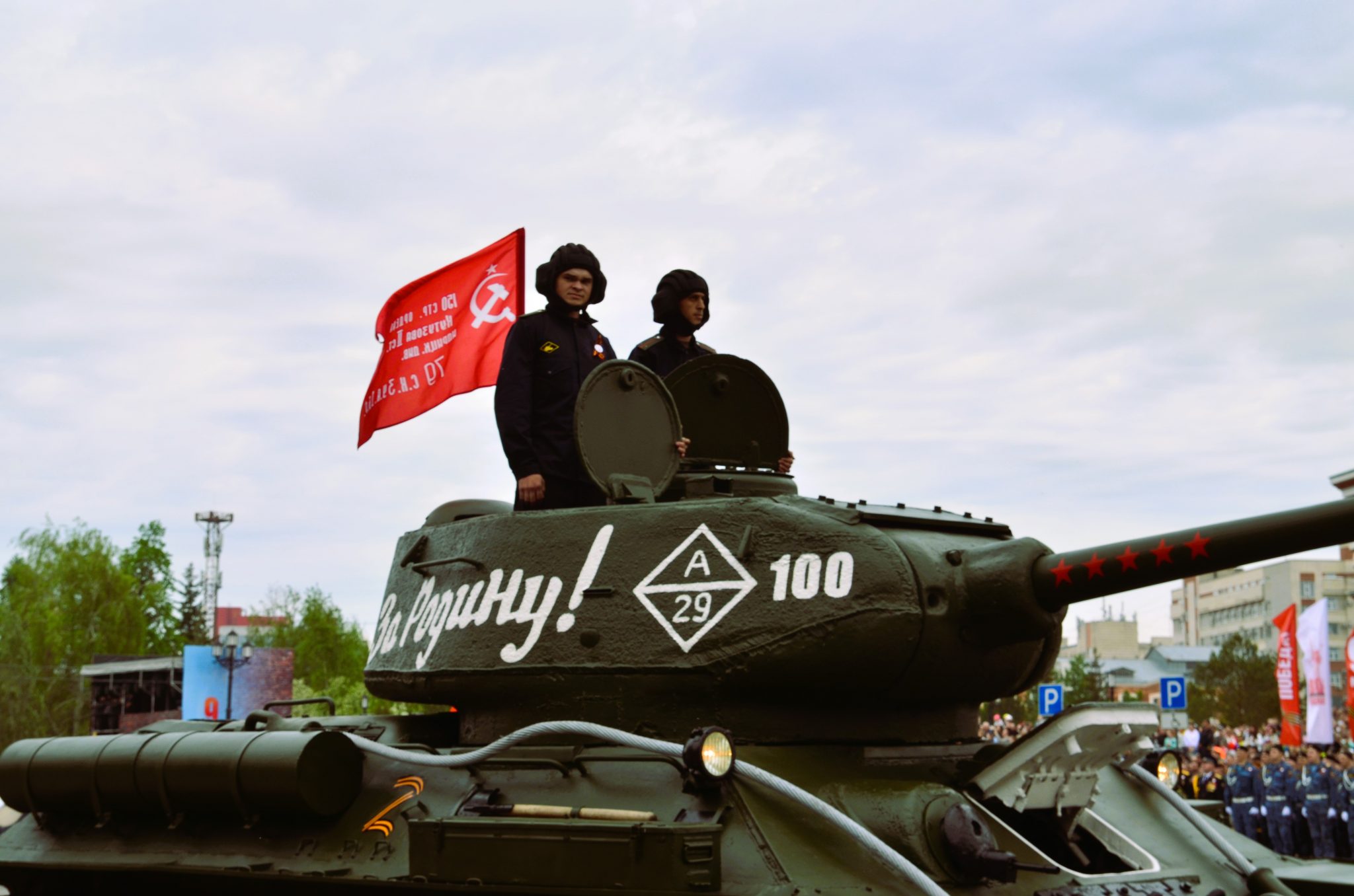 Легендарный Т-34 и казаки на лошадях: как в Омске прошёл парад Победы