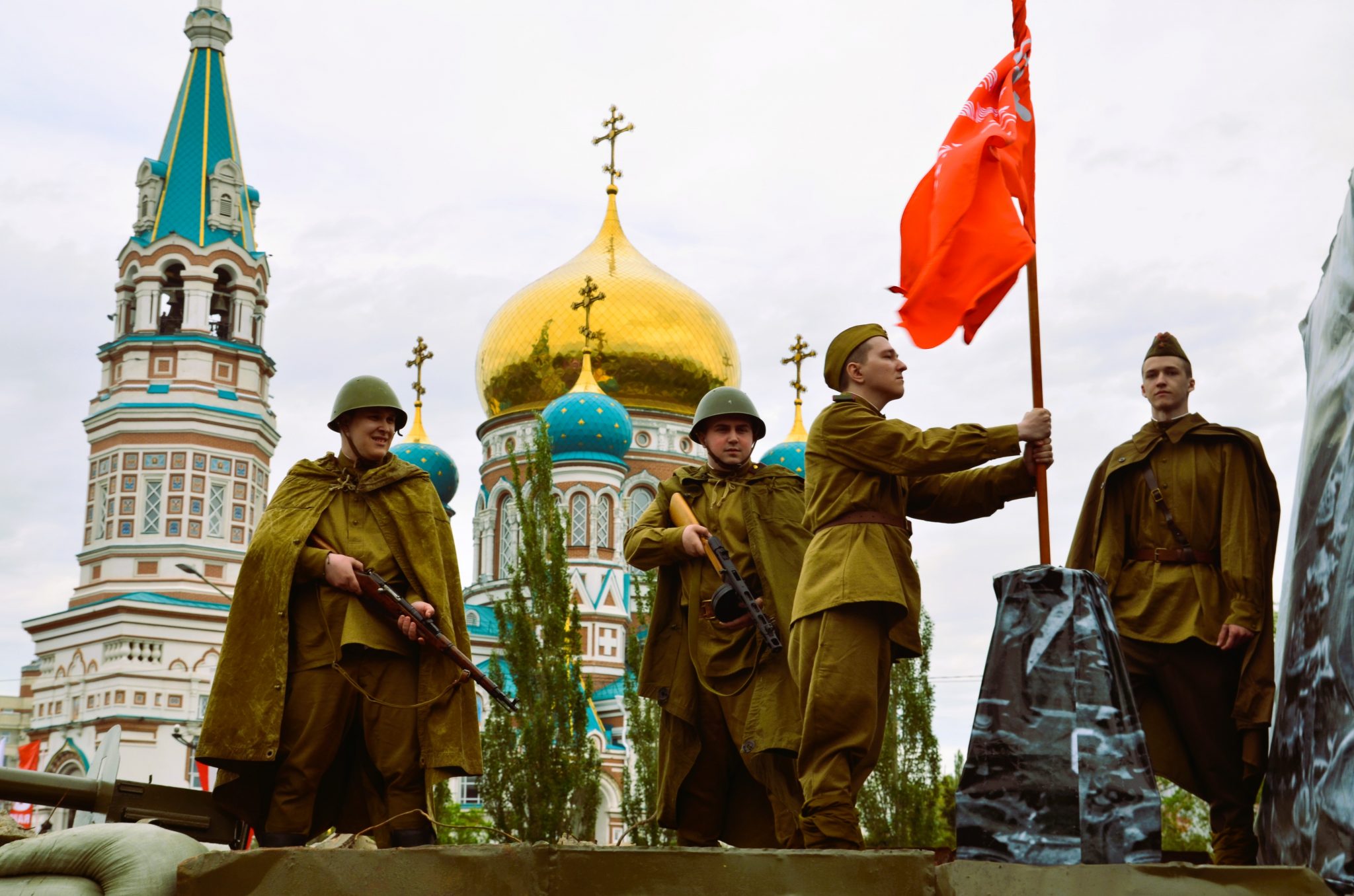 Легендарный Т-34 и казаки на лошадях: как в Омске прошёл парад Победы