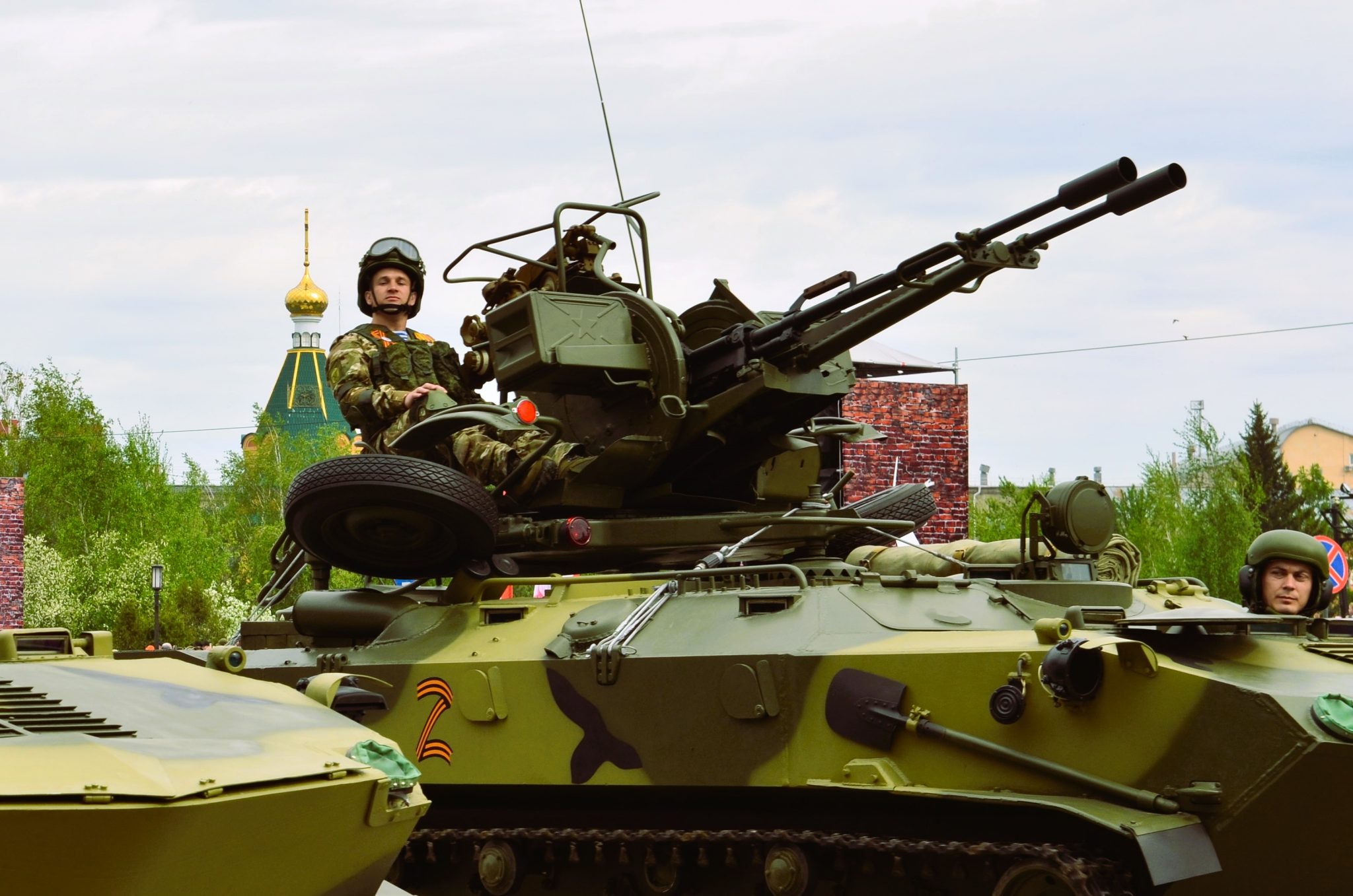 Легендарный Т-34 и казаки на лошадях: как в Омске прошёл парад Победы