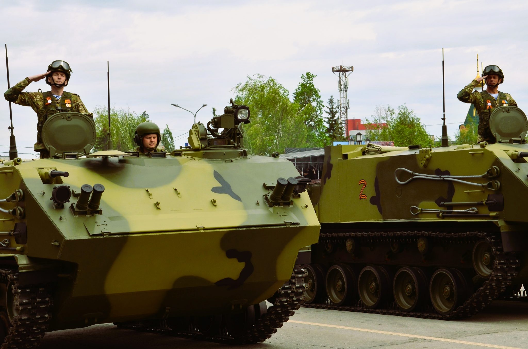 Легендарный Т-34 и казаки на лошадях: как в Омске прошёл парад Победы
