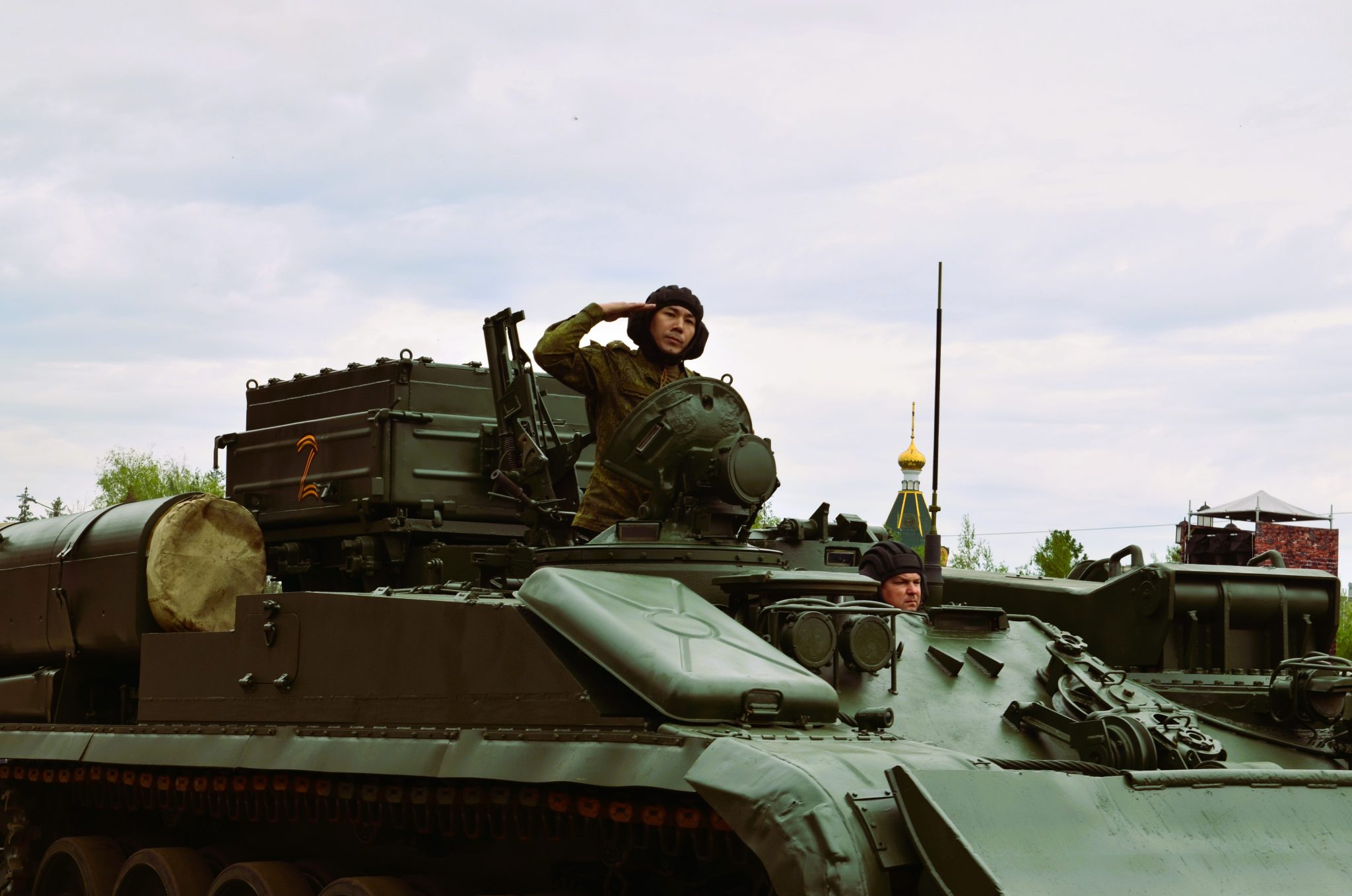 Легендарный Т-34 и казаки на лошадях: как в Омске прошёл парад Победы