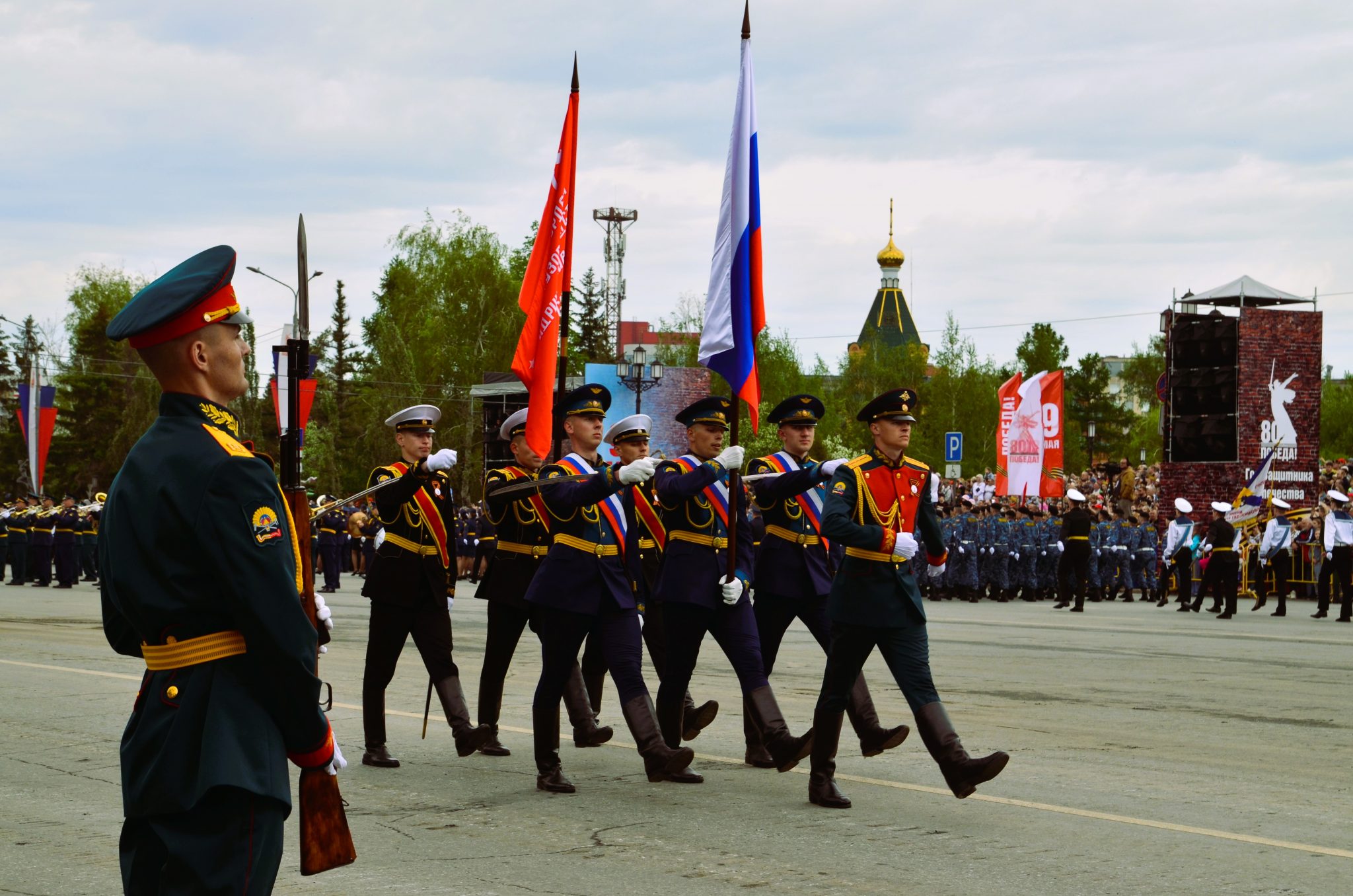 Легендарный Т-34 и казаки на лошадях: как в Омске прошёл парад Победы
