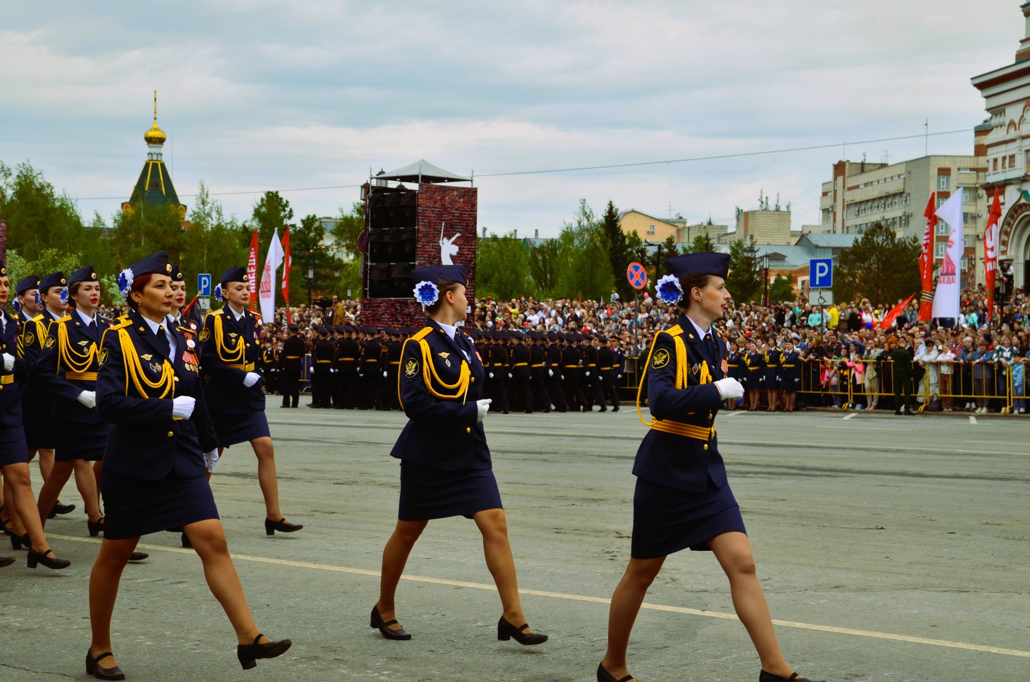Легендарный Т-34 и казаки на лошадях: как в Омске прошёл парад Победы