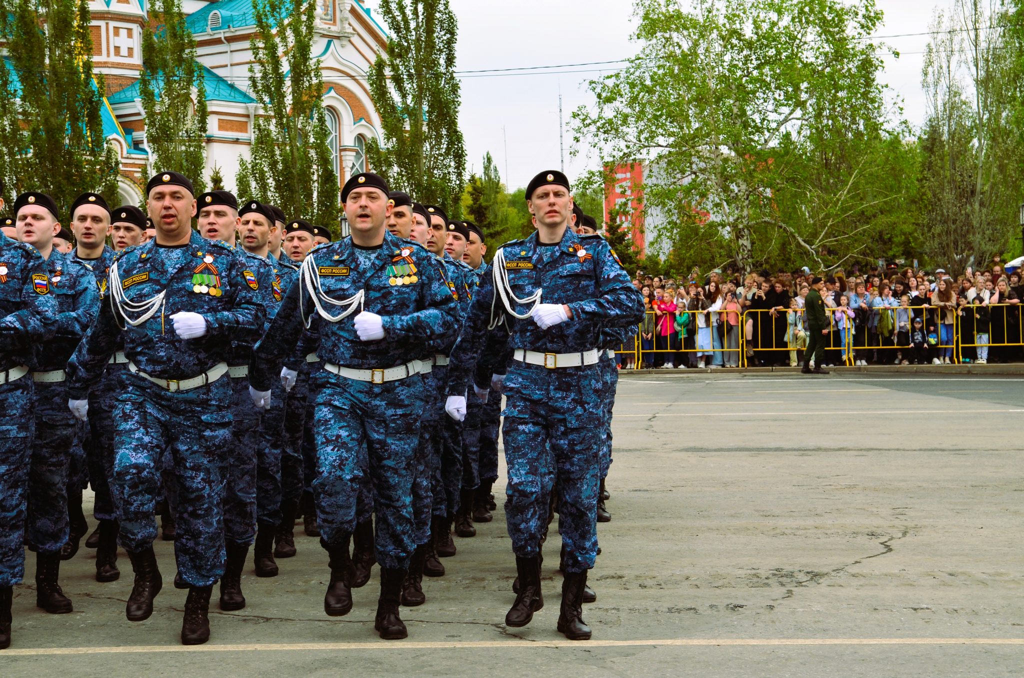 Легендарный Т-34 и казаки на лошадях: как в Омске прошёл парад Победы
