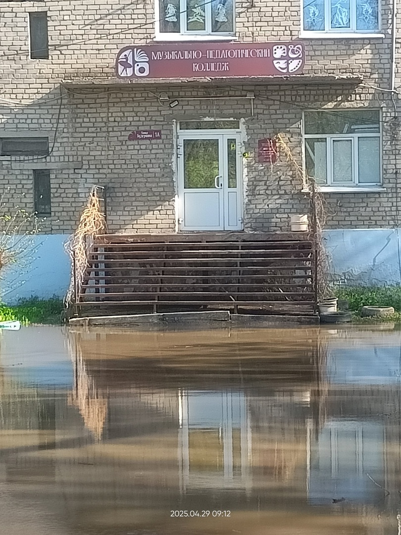 В Омске неделю топит подвал музыкально-педагогического колледжа