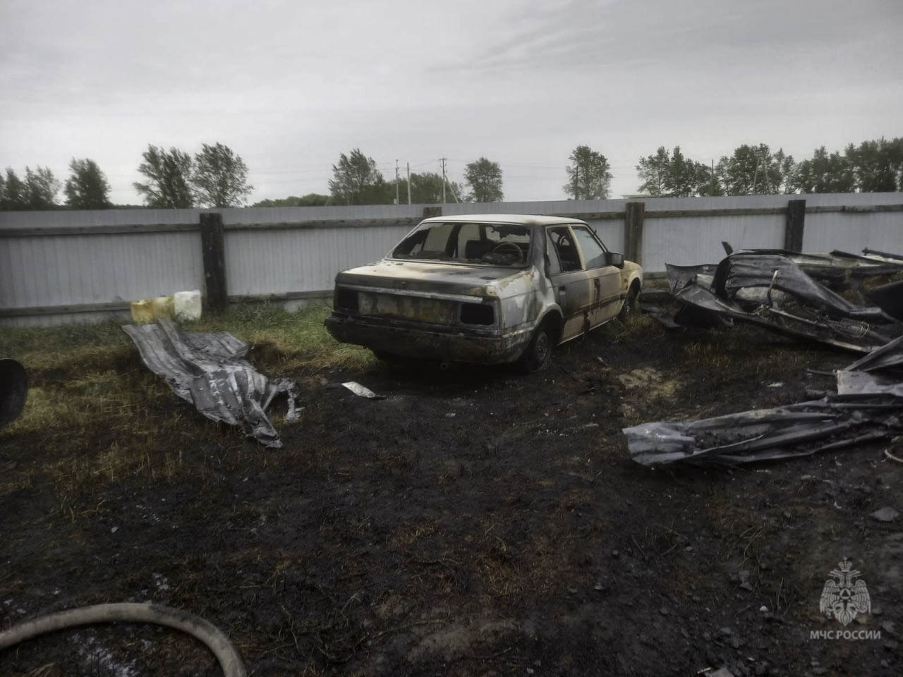 В Омской области дотла сгорел частный дом и два автомобиля