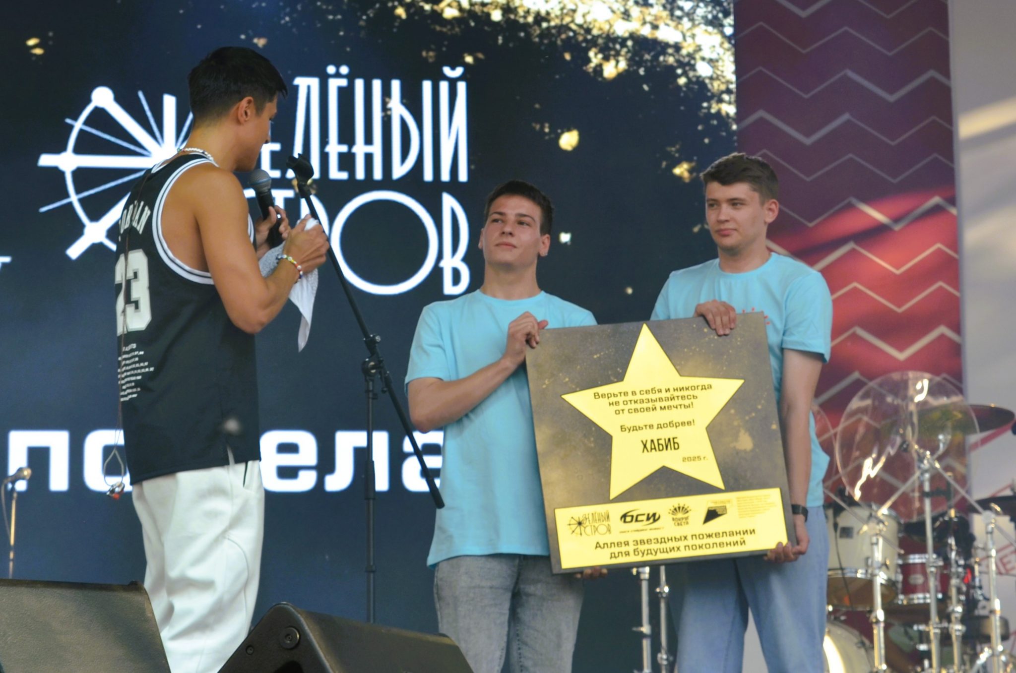 Розыгрыш бандан и торт в честь дня рождения: как в Омске прошёл бесплатный концерт Хабиба
