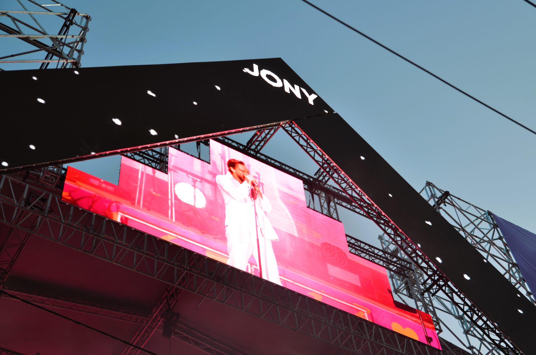 «Лечу к тебе я словно комета»: как выступил Jony во время Дня молодёжи в Омске